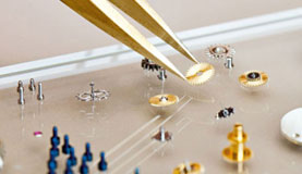 郑州积家指定维修门店打开表壳